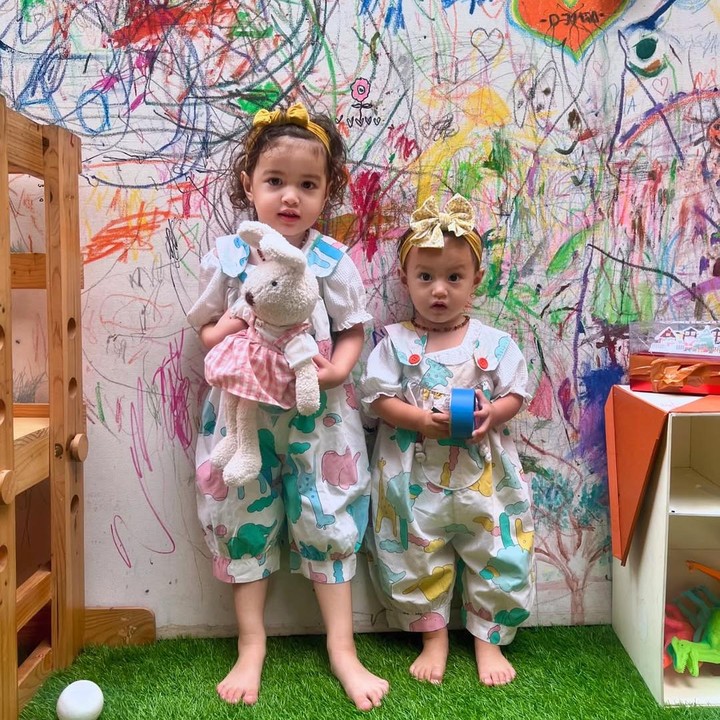 <p>Melalui laman Instagram-nya, Nadine mengungkap bahwa Djiwa lah yang mendandani adiknya. Nadine menyebut Djiwa yang memilihkan baju hingga aksesoris untuk adiknya. (Foto: Instagram: @nadinelist)</p>