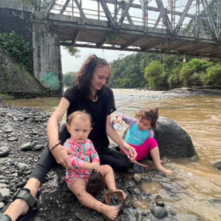 <p>Djiwa bersama sang adik, Nadi Djala Anggara, sudah diajarkan untuk mengenal alam dan mencintai lingkungan sejak dini. Mereka pun senang bermain di sungai dan pantai, Bunda. (Foto: Instagram: @nadinelist)</p>