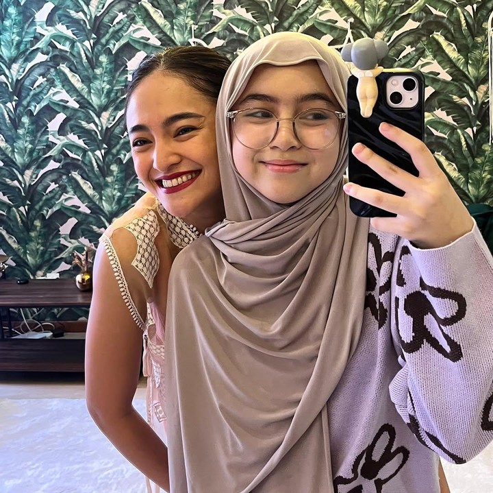 <p>Gaya hijab Sienna pun tidak pernah gagal mencuri perhatian netizen. Dirinya kerap terlihat memakai berbagai jenis hijab mulai dari segiempat, pashmina plisket, hingga pashmina 'meleyot'. (Foto: Instagram: @marshanda99)</p>