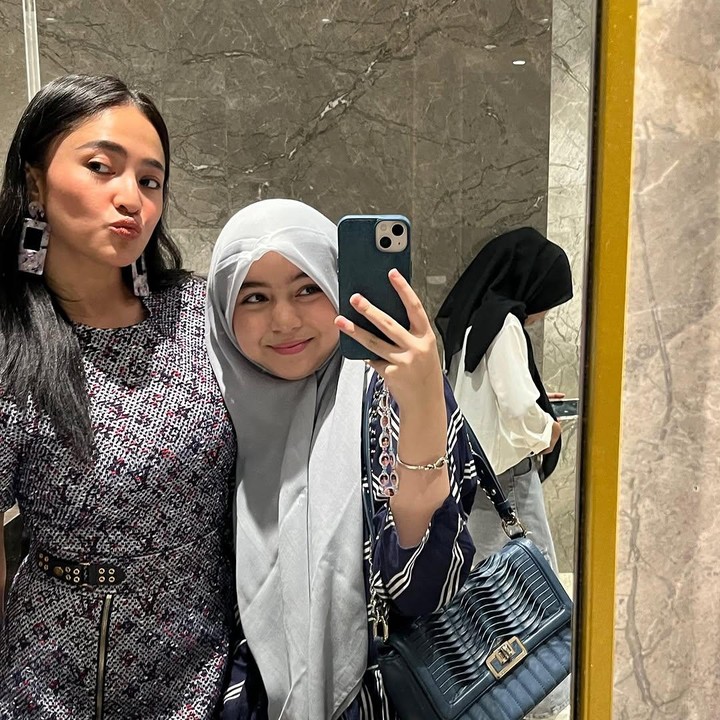 <p>"Sienna <em>MasyaAllah</em> cantik banget, kerudung lecek enggak jadi halang rintang buat nutupin cantik kamu. Aaaa gemasss, Ibu juga enggak kalah cantiknya," kata seorang netizen dengan emotikon hati. "<em>Shining, shimmering, splendid</em> banget Sienna," ungkap netizen lainnya. (Foto: Instagram: @marshanda99)</p>