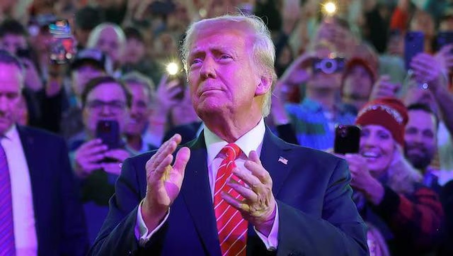 Presiden AS Donald Trump U.S. President-elect Donald Trump arrives to attend a rally the day before he is scheduled to be inaugurated for a second term, in Washington, U.S., January 19, 2025. REUTERS/Carlos Barria/File Photo Purchase Licensing Rights