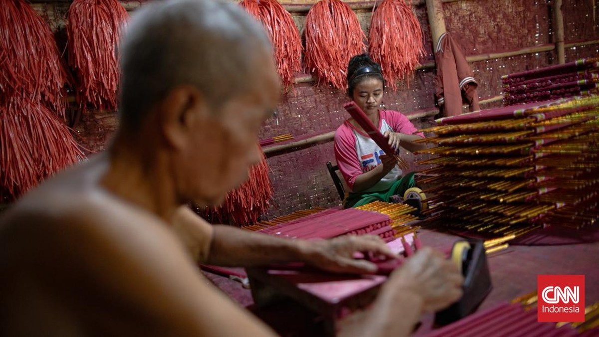 FOTO: Melihat Rumah Produksi Hio di Tangerang Jelang Perayaan Imlek