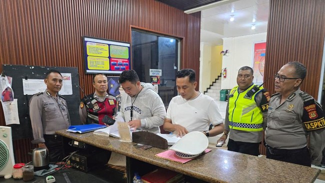 Kabid Humas Polda Bali mengatakan dua polisi di SPKT Polsek Kuta yang viral diduga meminta uang Rp200 ribu ke WN Kolombia kini diperiksa Propam.