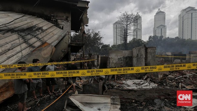 Polisi melakukan olah tempat kejadian perkara (TKP) untuk mengusut penyebab kebakaran yang melanda pemukiman warga di Jalan Kemayoran Gempol, Jakarta Pusat.