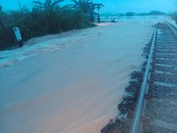 Rel KA di Batang Terendam Banjir, Satu Jalur Ditutup Sementara