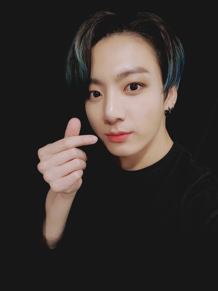 Saat membicarakan topik ini, salah satu nama yang mungkin langsung terlintas di pikiran adalah Jungkook. Ya, sejak debut bersama BTS pada 13 Juni 2013, ‘Golden Maknae’ satu ini memang sudah menarik perhatian fans dengan mata bobanya./ Foto: x.com/BTS_twt