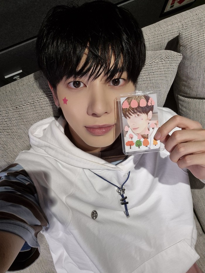 Sama seperti artis-artis sebelumnya, mata bulat nan menggemaskan Taehyun TXT juga tak pernah lepas dari sorotan publik. Rekan satu grupnya, yaitu Beomgyu, pun memiliki bentuk mata yang sama./ Foto: x.com/TXT_members