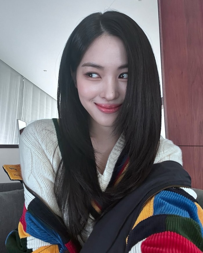 Selain whisker dimples, mata bulat Ryujin ITZY yang berkilau juga menjadi daya tariknya. Bagaimana tidak, mereka memberikan kesan menggemaskan, sehingga tidak heran jika kerap menjadi perbincangan hangat fans./ Foto: instagram.com/iamfinethankyouandryu