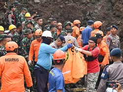 Momen Mengerikan Longsor Maut di Denpasar Tewaskan 5 Orang