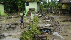 FOTO: Tanggul Kali Bodri Jebol, Puluhan Rumah di Kendal Kebanjiran