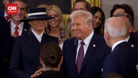 VIDEO: Gegara Topi, Trump Gagal Cium Pipi Istri Tercinta