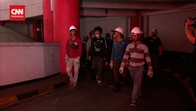 VIDEO: Tim Gabungan Cari Korban Tewas Kebakaran Glodok di Lantai 8