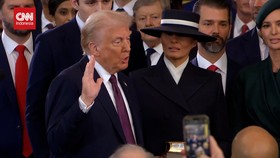 VIDEO: Momen Pengambilan Sumpah Donald Trump Jadi Presiden AS