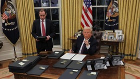 Trump Setop Bantuan Luar Negeri sampai RI Tolak Relokasi Warga Gaza
