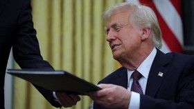 Trump Girang Menhan Pilihannya yang Banyak Skandal Disetujui Senat