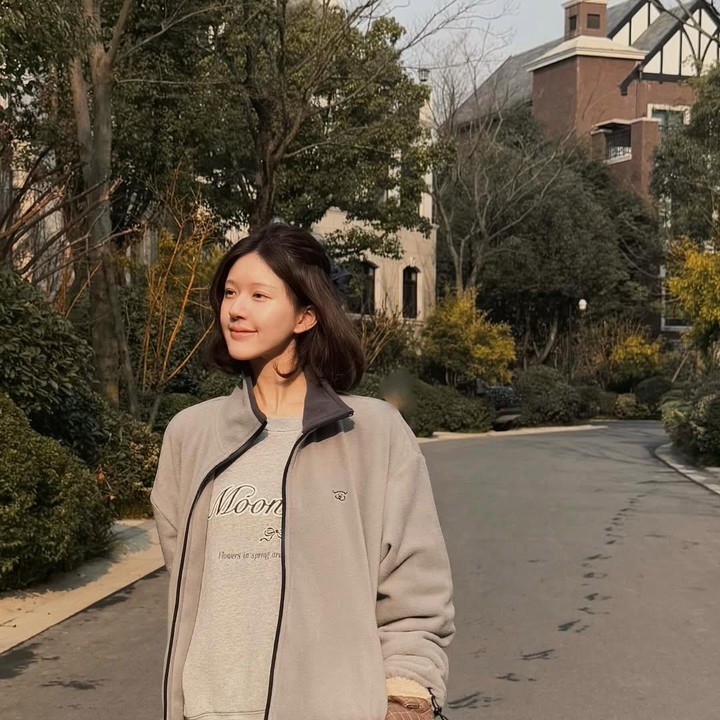 <p>Unggahan tersebut mendapat respons yang hangat, khususnya dari penggemar. Sejumlah fans Zhao Lusi menyampaikan dukungan dan doa agar pemain drama China Hidden Love ini lekas pulih. (Foto: Instagram @rooosyzh09)</p>