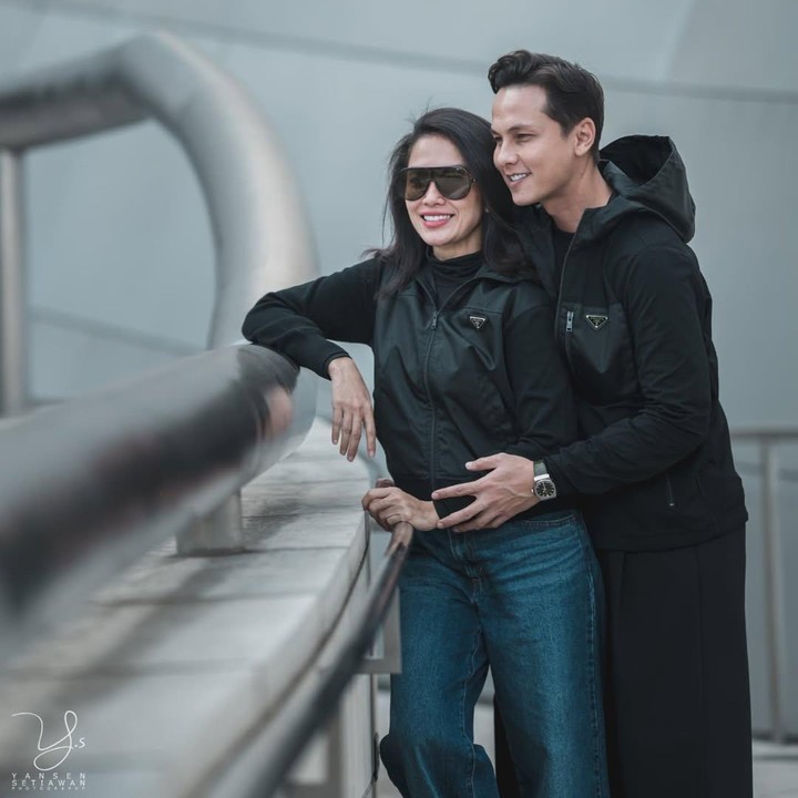 <p>Pasangan artis Ussy Sulistiawaty dan Andhika Pratama merayakan ulang tahun pernikahan ke-13 pada 21 Januari 2025. Momen spesial ini dimaknai begitu mendalam bagi keduanya, Bunda. (Foto: Instagram @ussypratama/ @andhiiikapratama)</p>