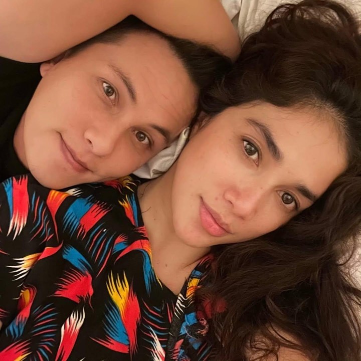 <p>Ussy mengenang waktu kebersamaannya dengan Adhika yang dihabiskan selama 13 tahun menikah dan lima tahun masa pacaran. Di momen ulang tahun pernikahan ini, ia berharap bisa menghabiskan sisa hidup dengan suami tercintanya. "13 tahun loh pupuwwww + 5 thn pacalan, gimana rasanyaaaaa???kayak naik<em> roller coaster</em> ga? Tapiii tetep Aq sih YES... smoga kamu juga...awas aja klo ga YES, yaaaah sabar2 deh ma aq yaaa...walau kadang suka tantrum ga jelas..namanya juga songseng, pokoknya i love u dari dulu sampe sekarang sampe nantiiiiiiiiiii sampe tuaaa bareng2 ya yaaaaaaaaaa. maafin kalo aq buanyak kurangnya andhika pratama," tulisnya di unggahan ini. (Foto: Instagram @ussypratama/ @andhiiikapratama)</p>