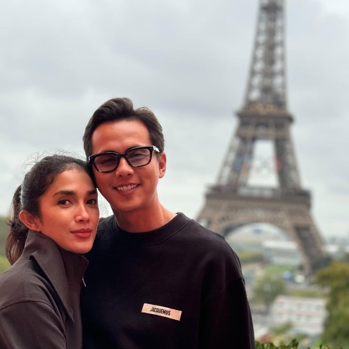 <p>Sama seperti sang istri, Andhika juga mengungkapkan perasaannya ke Ussy di hari jadi pernikahan mereka. Pria 38 tahun ini juga meminta maaf tentang kekurangannya selama menjalani peran sebagai suami. "Maaf kalo masih belum sempurna , masih penuh cacat , masih banyak bingungnya untuk jadi suami yang baik. Tapi coba tengok ke belakang, kita lumayan jauh udah sampe titik ini, semoga kita terus bareng buat maju makin jauh. <em>Happy anniversarry muw, i love you</em> banget banget bangettttt," ungkap Andhika. (Foto: Instagram @ussypratama/ @andhiiikapratama)</p>