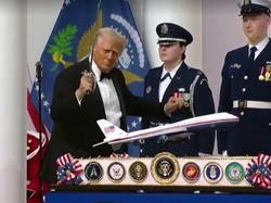 Video: Sambil Bawa Pedang, Trump Joget di Pesta Panglima Tertinggi