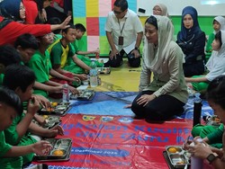 Wamendag Tinjau Program Makan Bergizi Gratis di SLB Slipi