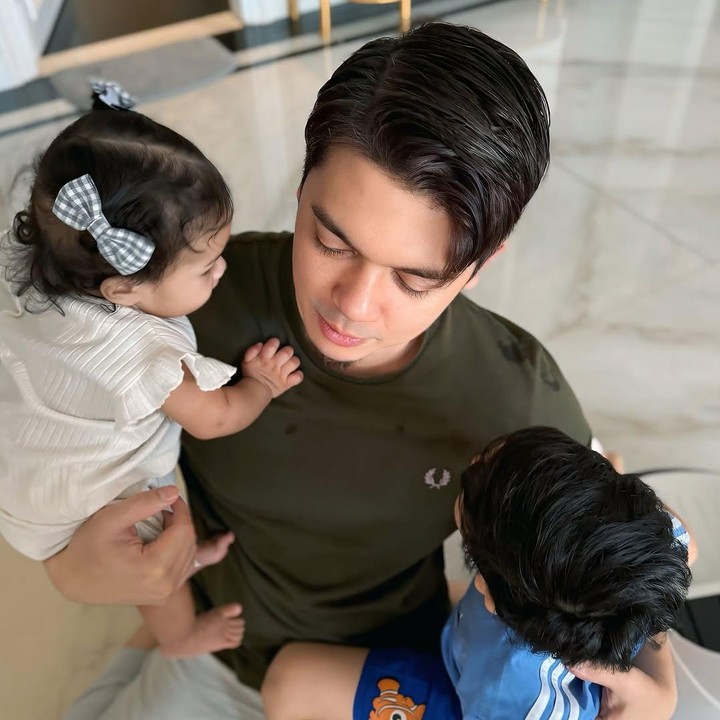 <p>Hadirnya baby Humaira ini tampaknya menjadi kado pernikahan terindah bagi Zaskia dan Irwansyah. Baby Humaira hadir di saat keduanya merayakan ulang tahun pernikahan ke-14 belum lama ini. Kehadiran baby Humaira juga disambut baik oleh Ukkasya, anak Zaskia dan Irwansyah. (Foto: Instagram @zaskiasungkar15)</p>