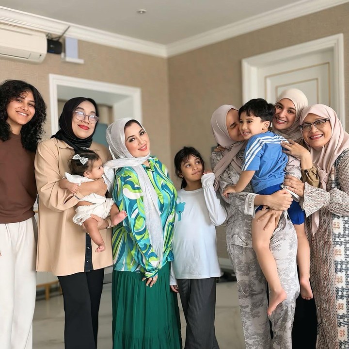 <p>Kehadiran baby Humaira tak hanya memberikan kebahagiaan bagi keluarga Zaskia dan Irwanyah. Keluarga besar Zaskia tampak suka cita menyambut kehadiran Humaira yang masih dirahasiakan wajahnya dari publik. (Foto: Instagram @zaskiasungkar15)</p>
