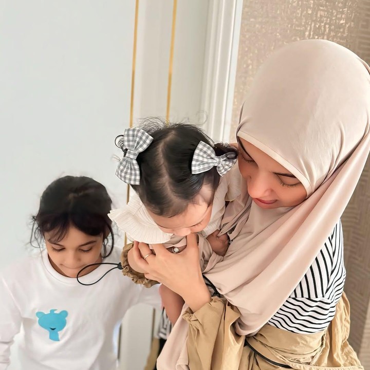 <p>Dalam unggahan terbaru, Zaskia membagikan momen saat baby Humaira dimomong oleh sang adik, Shireen Sungkar. Zaskia mengaku bahagia karena baby Humaira mendapatkan kasih sayang dari banyak orang. "Semua sayang humaira, anak shalehah <em>MasyaAllah Tabarakallah,</em>" tulisnya. (Foto: Instagram @zaskiasungkar15)</p>