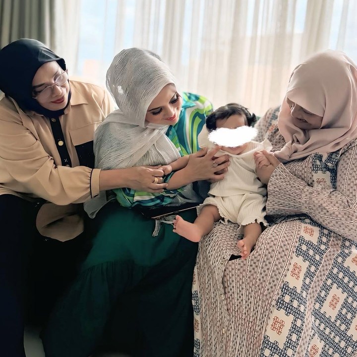 <p>Pasangan artis Zaskia Sungkar dan Irwansyah kembali membagikan momen bersama baby Humaira. Bayi perempuan yang hadir di keluarga Zaskia dan Irwansyah ini mulai dikenalkan ke publik pada pertengahan Januari ini. (Foto: Instagram @zaskiasungkar15)</p>