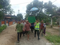 Duka Mendalam Iringi Pemakaman 4 Korban Longsor Denpasar di Magetan