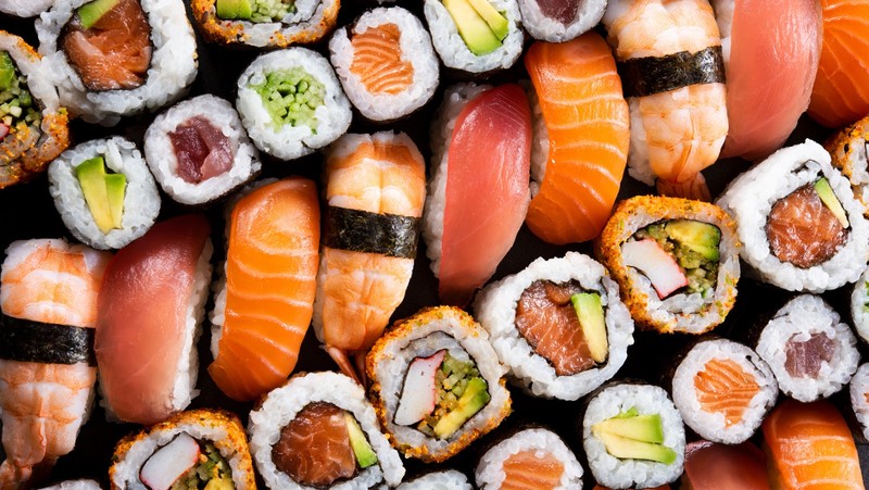 Makanan khas Jepang seperti sushi atau ramen telah menjadi favorit banyak orang Indonesia. Ada yang bumbunya disesuaikan dengan lidah lokal