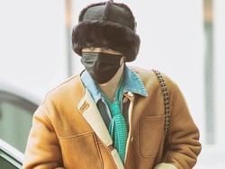 G-Dragon Pakai Busana Wanita Chanel di Bandara, Harga Jaketnya Bikin Syok