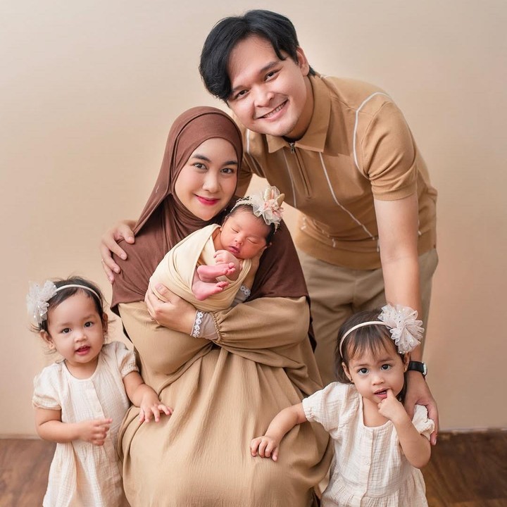 <p>Pasangan artis Anisa Rahma dan Anandito Dwis dikaruniai anak kembar perempuan setelah menanti empat tahun. Anisa mendapatkan kehamilan pertamanya melalui proses bayi tabung setelah sempat gagal tiga kali. Setelah melahirkan anak pertama kembar, Anisa hamil lagi dan kembali dikaruniai seorang putri. (Foto: Instagram: @anisarahma_12)</p>