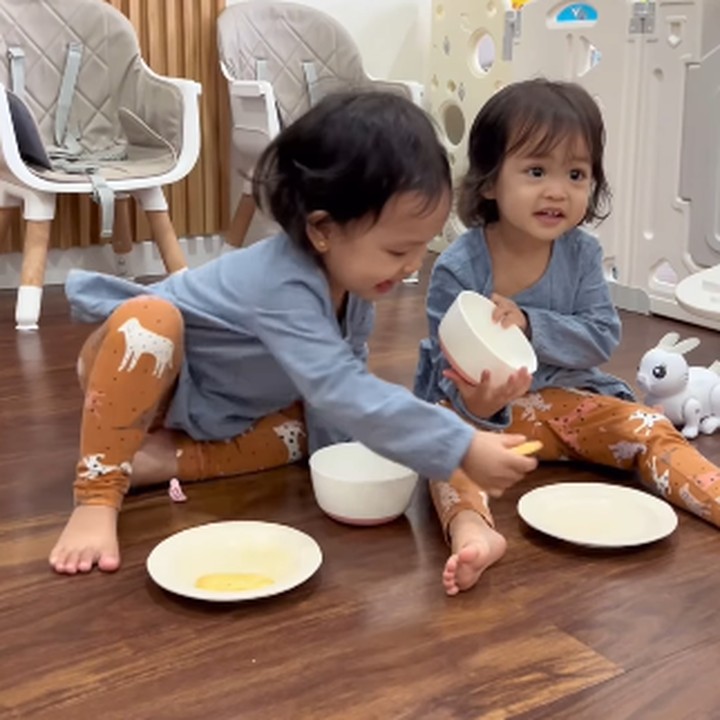 <p>Melalui sebuah video, Anisa kerap memberikan makanan ringan kepada salah satu anak kembarnya. Sesaat, keduanya tampak kebingungan karena satu di antara mereka tidak mendapatkan camilan. Tidak berlangsung lama, mereka yang mendapatkan camilan pun langsung membaginya pada anak yang tidak mendapatkannya. (Foto: Instagram: @anisarahma_12)</p>