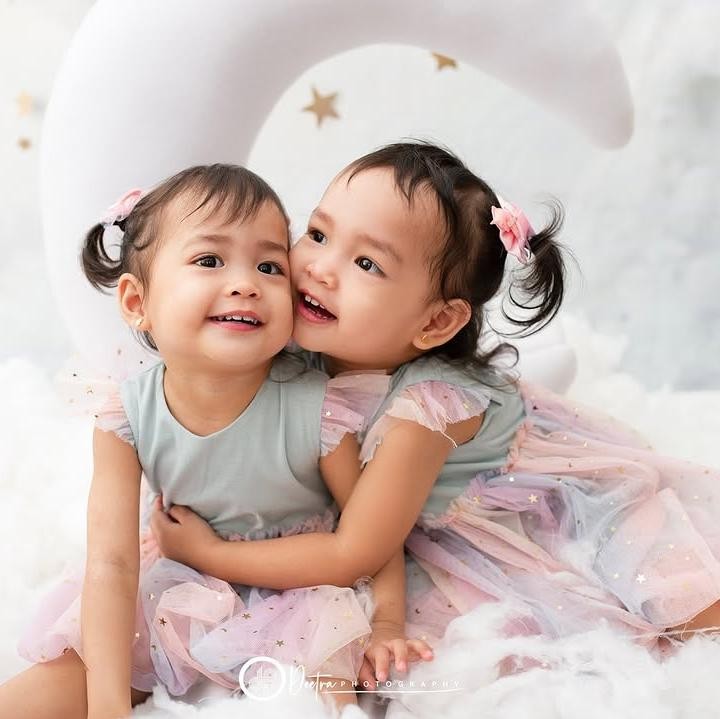 <p>"Sampai besar saling sayang, saling jaga, akur terus, amin," ungkap seorang netizen. "Aaaaa lihat ginian saja aku mewek. Salihah ya anak-anak cantik. Saling sayang sampai kapanpun," ujar netizen lainnya. (Foto: Instagram: @anisarahma_12)</p>