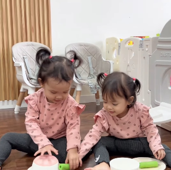 <p>Banyak netizen yang dibuat terharu dengan rasa empati yang dimiliki oleh Alsha dan Alma nih, Bunda. Tidak sedikit yang mendoakan agar keduanya selalu menjadi anak yang salihah dan saling menyayangi sampai dewasa. (Foto: Instagram: @anisarahma_12)</p>