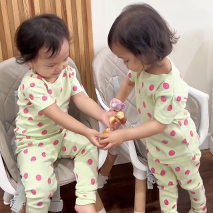 <p>Anisa dan sang suami, Anandito Dwis, sudah mengajarkan kedua anak kembarnya untuk saling berbagi. Momen ini pun dibagikan langsung oleh Anisa pada laman Instagram-nya. (Foto: Instagram: @anisarahma_12)</p>