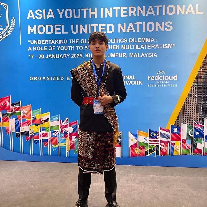 <p>Baru-baru ini, Karan kembali hadir di forum internasional bertajuk Asia Youth International Model United Nations yang berlangsung di Kuala Lumpur, Malaysia. Dalam acara ini, Karan terlihat tampan mengenakan pakaian dari salah satu adat di Indonesia. (Foto: Instagram @bungazainal05)</p>