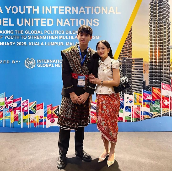 <p>Karan sangat dekat dengan ibundanya. Bunga Zainal kerap menemani putranya ini saat beraktivitas dan juga sering <em>quality time</em> bersama. (Foto: Instagram @bungazainal05)</p>