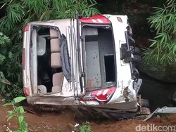 Bus Bawa Rombongan Santri Terjun ke Sungai, 23 Penumpang Luka-luka