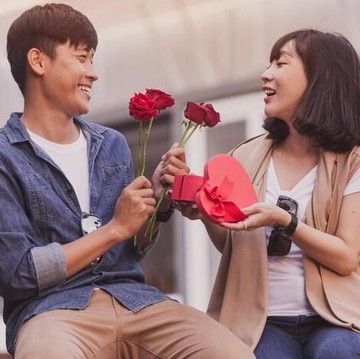 Cara Seru Rayakan Valentine Sesuai Zodiak Pasanganmu, Jangan Lupa Beri Hadiah Kesukaan!
