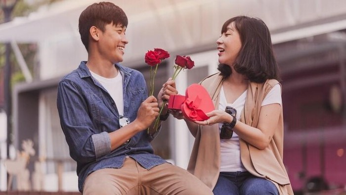 Cara Seru Rayakan Valentine Sesuai Zodiak Pasanganmu, Jangan Lupa Beri Hadiah Kesukaan!