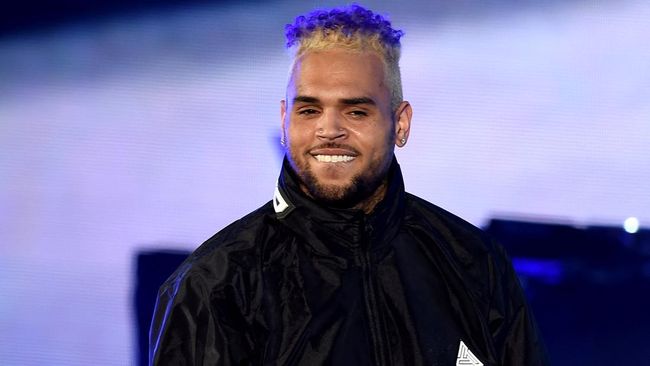 Chris Brown menggugat Warner Bros sebesar US$500 juta akibat serial dokumenter mereka yang bertajuk Chris Brown: A History of Violence.
