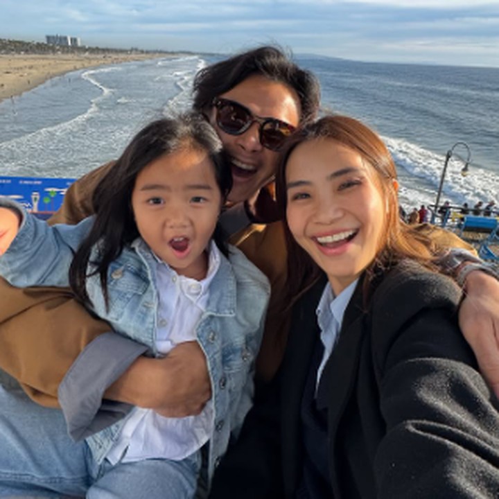 <p>Potret kebersamaan Dion berserta anak dan istri memang jarang tersorot media. Namun, Dion aktif membagikan kesehariannya bersama keluarga pada laman Instagram-nya. (Foto: Instagram: @dionwiyoko/@fionaanthony)</p>
