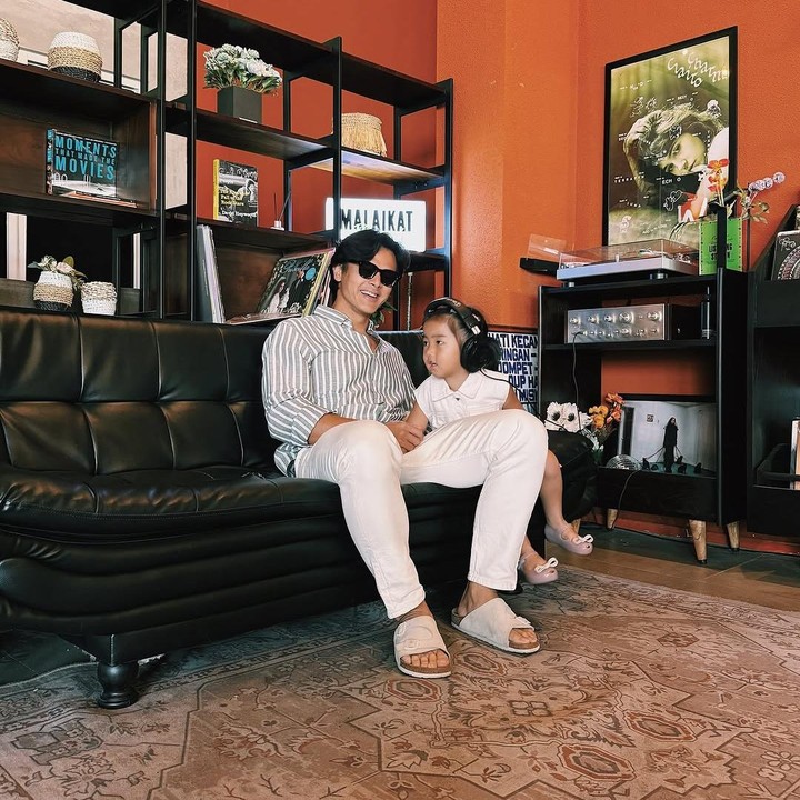 <p>Banyak netizen yang menyebut bahwa Dion adalah suami sekaligus Ayah idaman nih, Bunda. Mereka pun mendoakan agar keluarga Dion selalu diberikan kebahagiaan dan kesehatan. (Foto: Instagram: @dionwiyoko/@fionaanthony)</p>