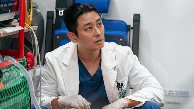 Ju Ji-hoon cerita menonton dokumenter ahli bedah trauma demi mendalami peran di The Trauma Code: Heroes on Call.