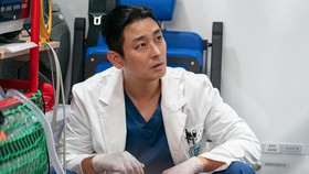Cerita Ju Ji-hoon Nonton Dokumenter Demi Peran di The Trauma Code