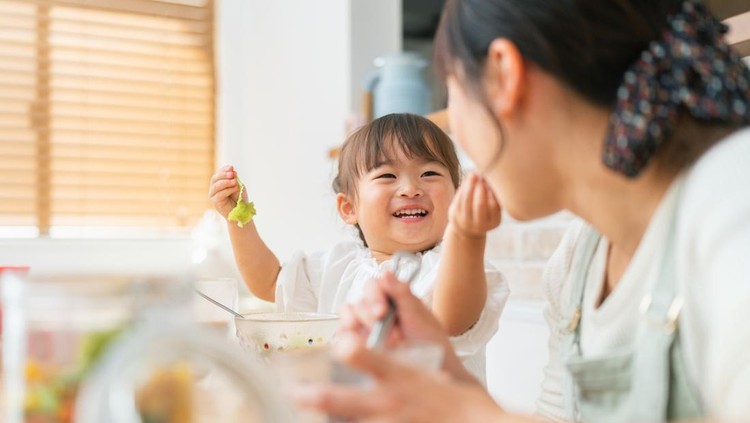 Ilustrasi Makan Bersama Anak Ilustrasi Makan Bersama Anak