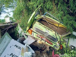 Truk Muat Gypsum Tabrak Jembatan Lalu Jatuh ke Sungai di Pantura Tuban