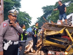Tabrakan 2 Truk di Probolinggo, Sopir Tewas Terjepit